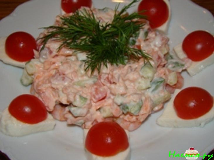 Салат с креветками и лососем