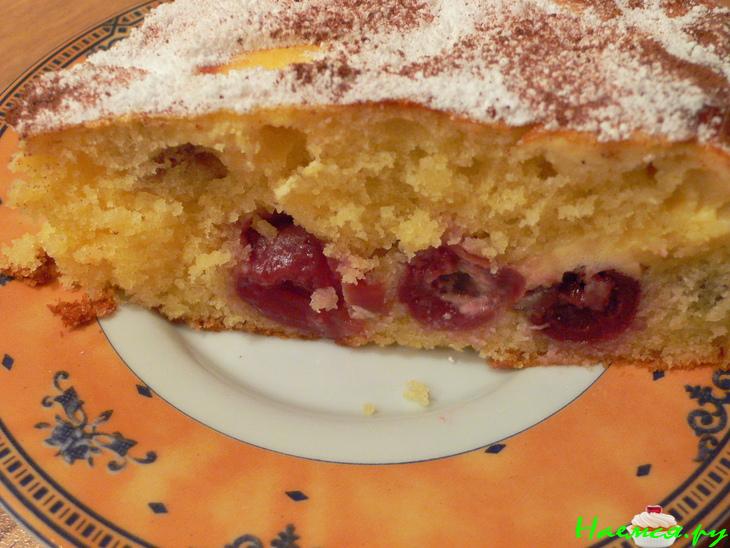 Пирог с марципаном и вишней