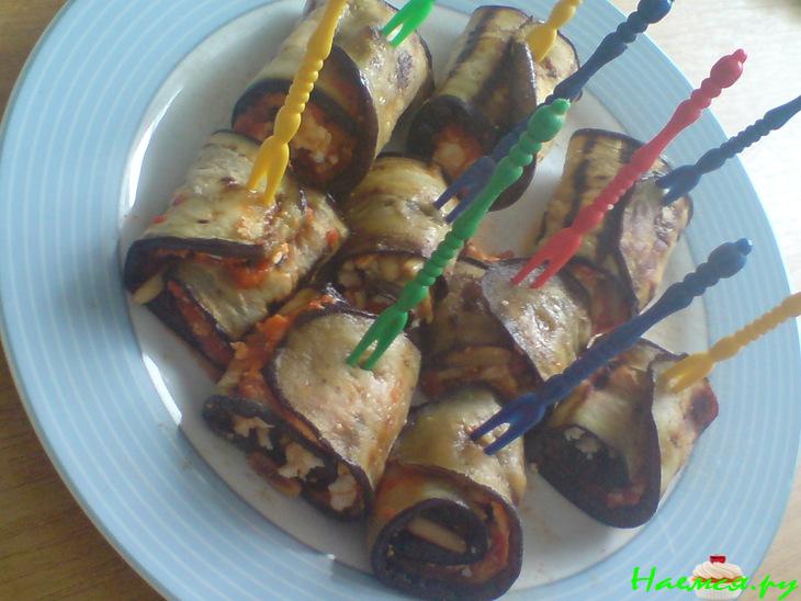 Рулетики из баклажанов с брынзой, кедровыми орешками и пастой из паприки