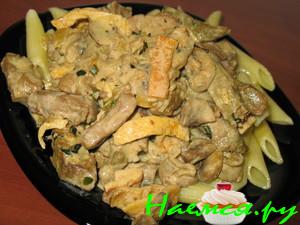 Печенка с грибами и яйцами в сливочном соусе