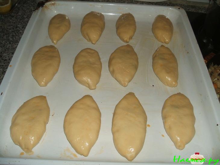 Сдобные пирожки с мясом и грибами