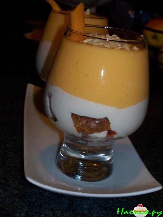 Десерт из кекса и немного миндаля