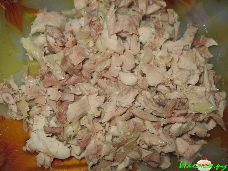 Салат с курицей, персиком, киви, авокадо и кешью