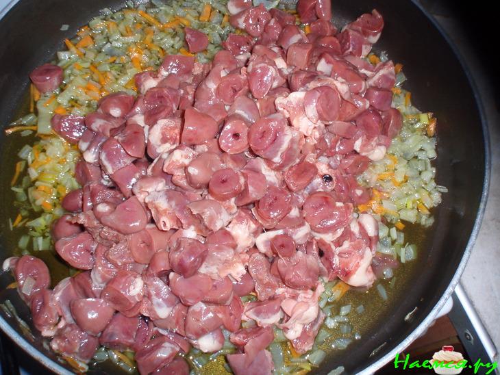 Куриные сердечки с вешенками в сметане