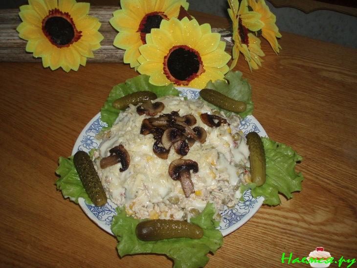 Просто куриный салатик с грибами и овощами