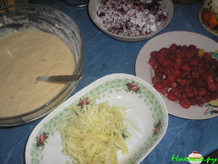 Пирог с вишнями, яблоками и малиной