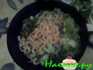 Салат из рукколы, креветок и фезалиса