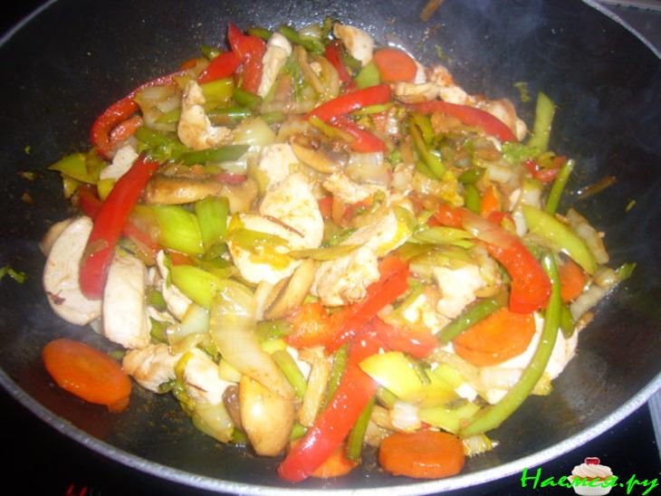 Куриные грудки в овощах в китайском стиле