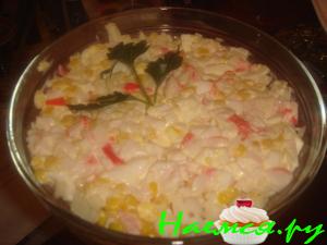 Салат из крабовых палочек с консервированной кукурузой Салат из крабовых палочек с консервированной кукурузой