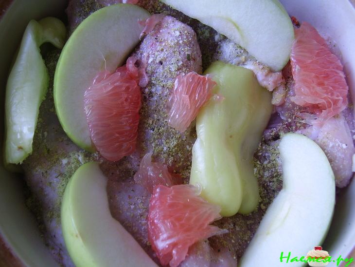 Тушенная курица с фруктами