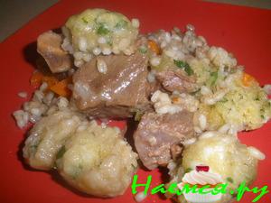 Говядина с перловой крупой и горчично-сырными кнедликами