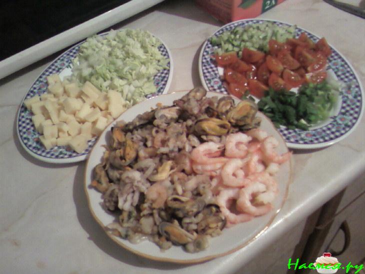 Салат из морепродуктов с сыром и авокадо