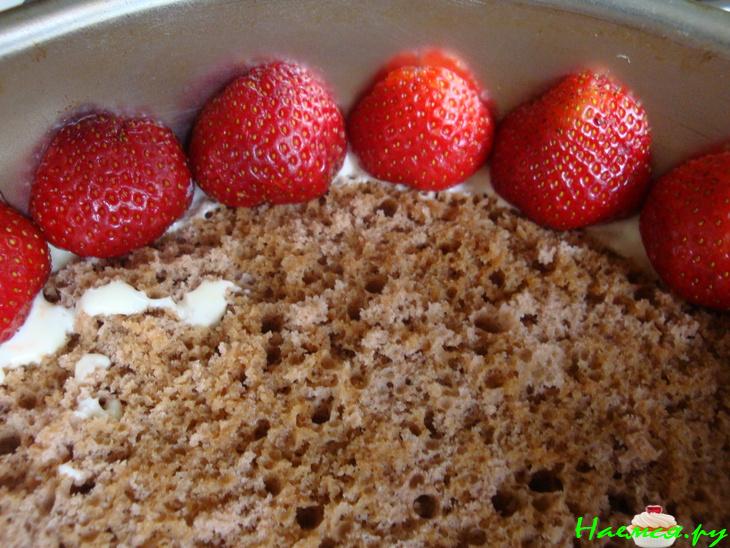 Торт с клубникой и белым шоколадом. Нежный