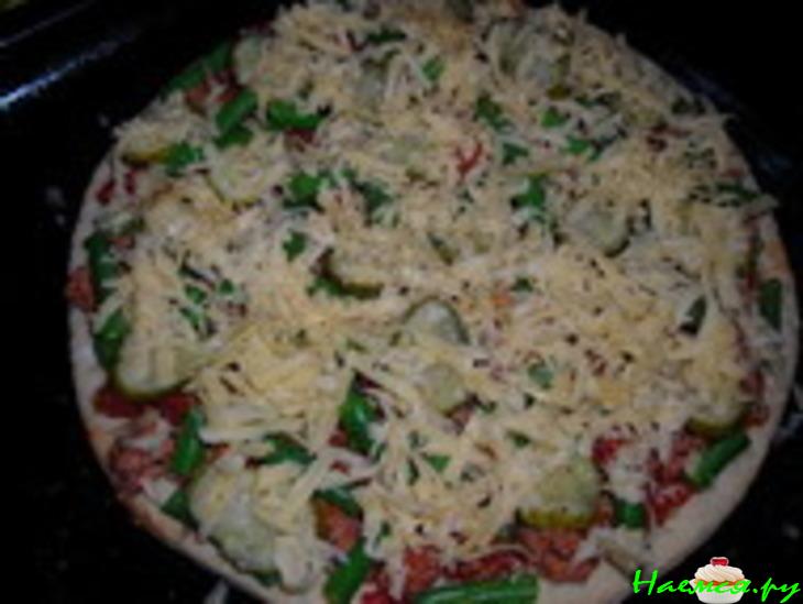 Пицца с зелёной фасолью и маринованым огурчиком