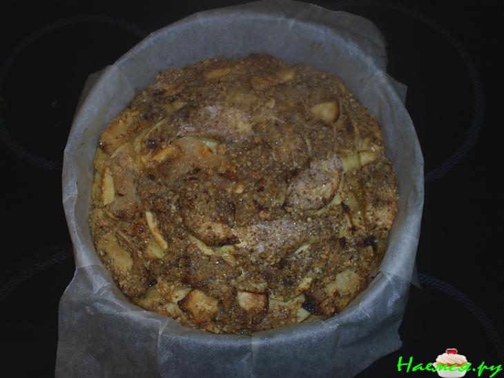 Пирог с яблоками и орехами