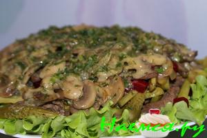 Пряный салат с говядиной, свёклой и грибами