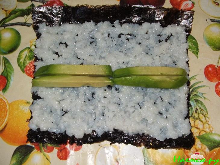 Роллы с авокадо, с икрой мойвы