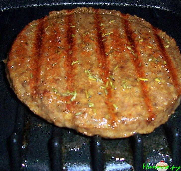 Перловка с песто, котлетой гриль и сальсой