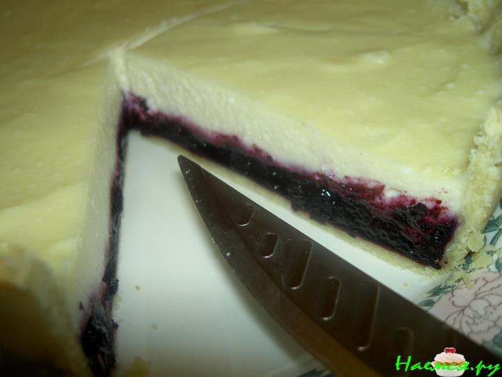 Открытый пирог с черникой и творогом