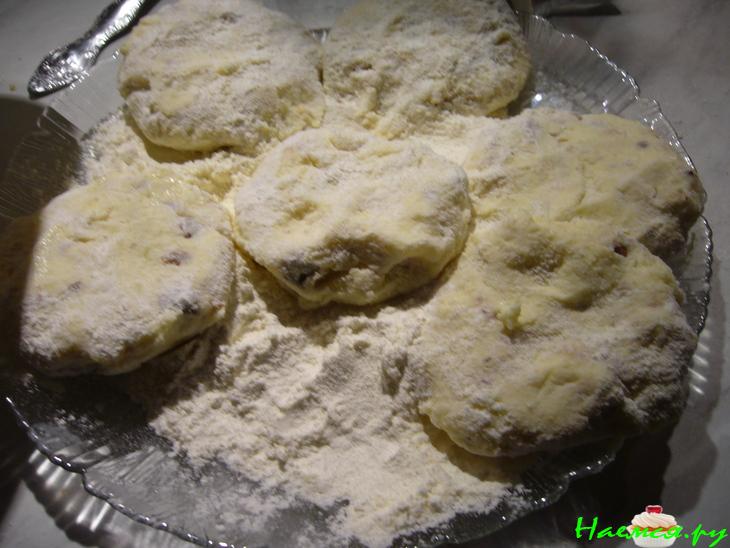 Не совсем обычные сырники с орехами и изюмом Не совсем обычные сырники с орехами и изюмом
