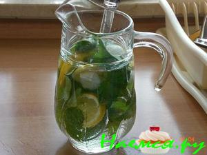 Лимонад с медом, мятой и листьями смородины