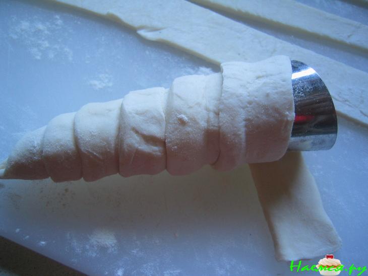 Трубочки их слоеного теста с кремом