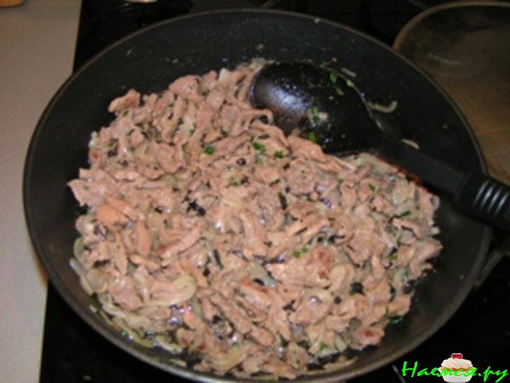 Мясо в сырной подливе