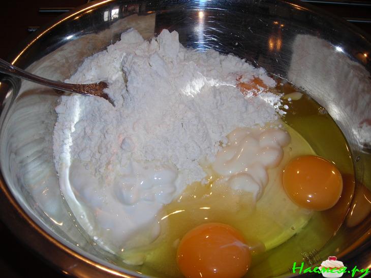 Заливной пирог с сайрой, рисом и жаренным луком