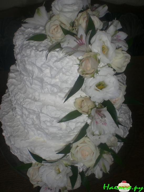 Свадебный торт с живыми цветами 