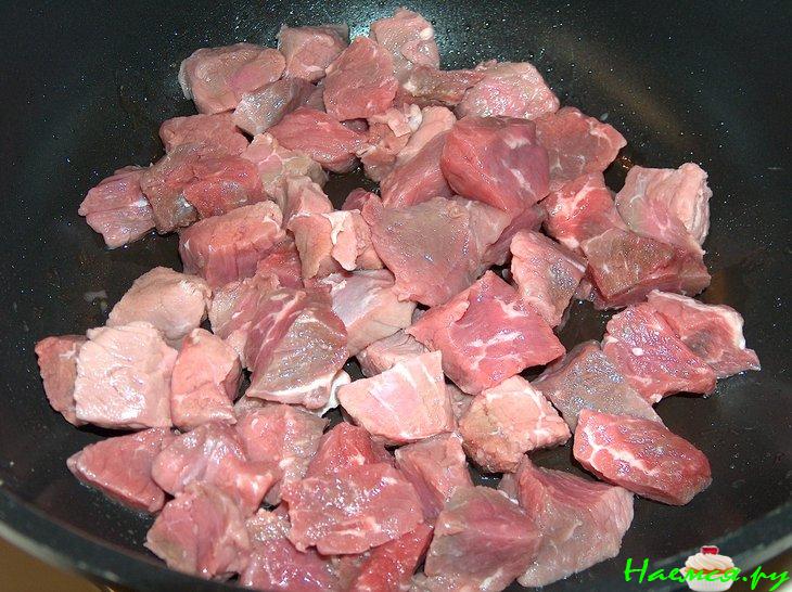 Гуляш говяжий с сельдереем в красном вине с томатом Гуляш говяжий с сельдереем в красном вине с томатом