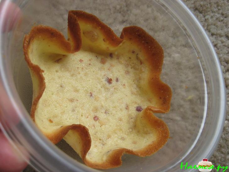 Свежие фрукты в хрустящих корзиночках