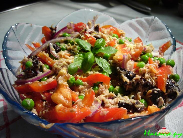 Салат с тунцом, паприкой, черносливом и зеленым горошком
