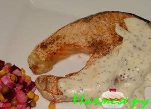 Запечённый лосось под соусом