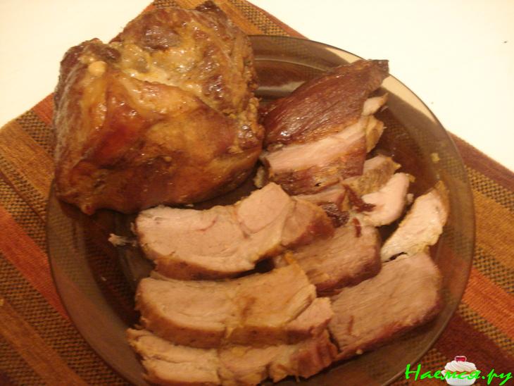 Кусок пикантного свиного мяса запечённого в духовке