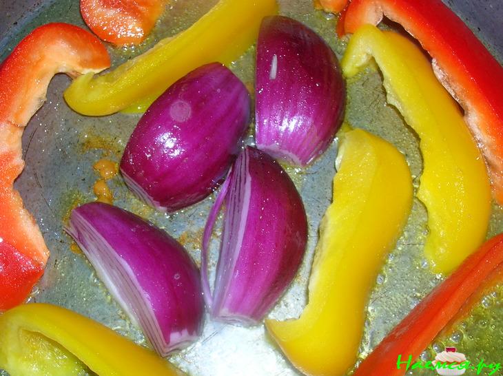 Салат из жареных перцев с помидорами Салат из жареных перцев с помидорами