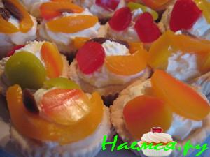 Крахмальное печенье и Корзиночки с взбитыми сливками и мармеладом