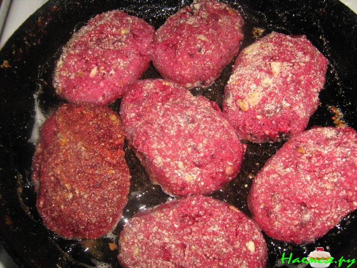 Свекольные котлетки с черносливом в ореховой панировке
