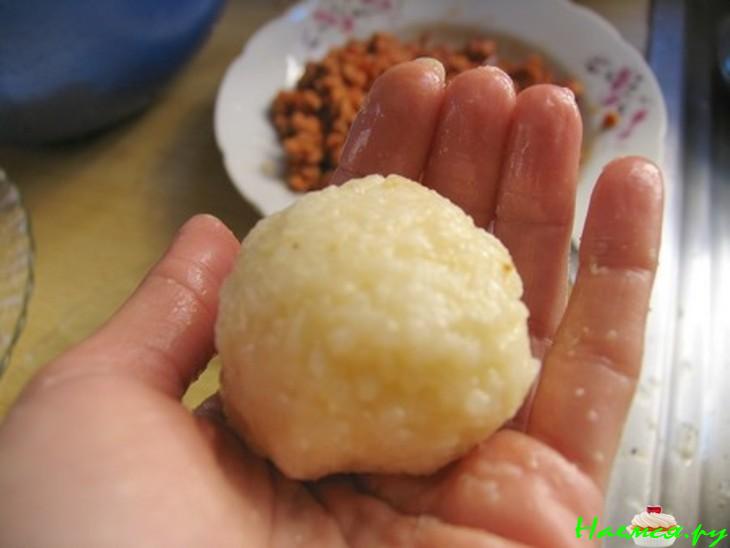 Рисовые крокеты с начинкой из фарша и моцареллы