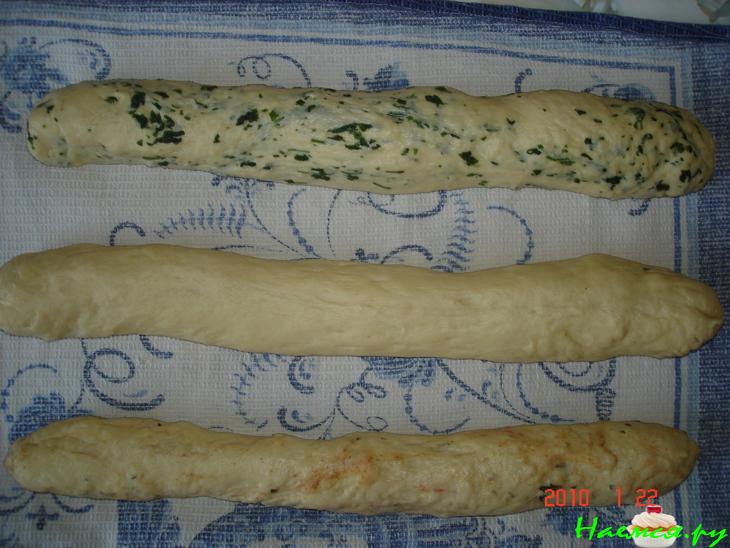 Хлебная плетенка с зеленью и красным перцем 