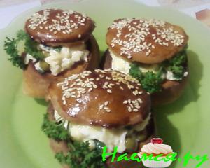 Яичница-болтунья в булочках Яичница-болтунья в булочках