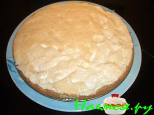 Шарлотка в белковой глазури