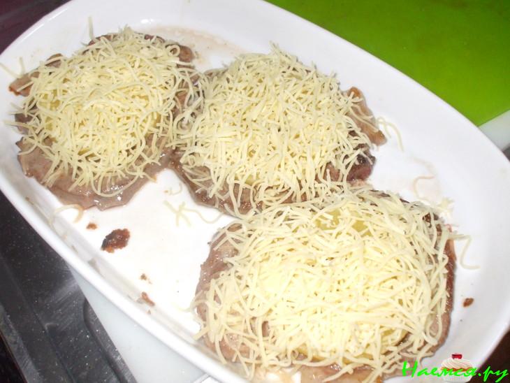 Свинина, запеченная с ананасами и сыром