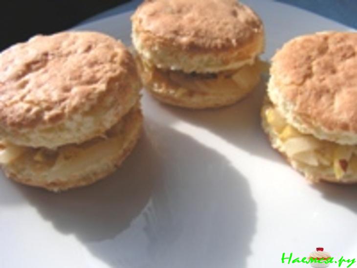 Бисквитные пирожные с грушами и с миндалем Бисквитные пирожные с грушами и с миндалем