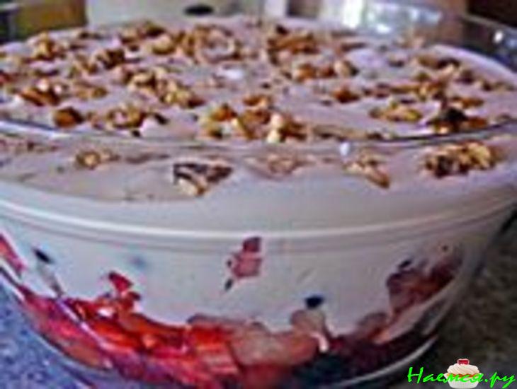 Фруктовый десерт с творогом и орехами
