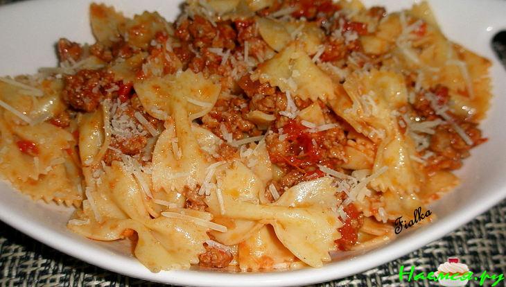 Фарфалле с фаршем в пикантном томатном соусе