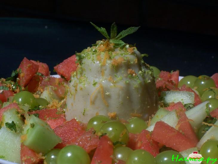 Салат фруктовый с виноградно-дынным пудингом