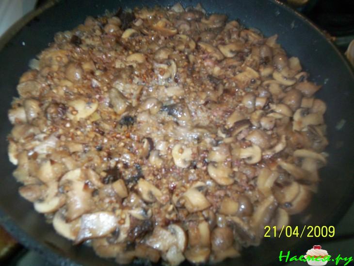 Гречневый плов с тушенкой