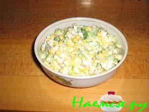 Салат "Праздничный" с крабовыми палочками и киви Салат "Праздничный" с крабовыми палочками и киви