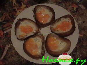 Яичница на кусочке батона