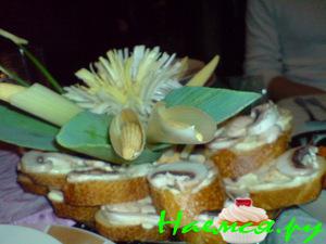 Бутерброды с грибами под майонезом